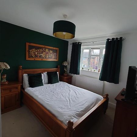Lovely Rooms In A Quiet Place Of Уокинг Екстериор снимка