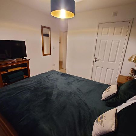 Lovely Rooms In A Quiet Place Of Уокинг Екстериор снимка