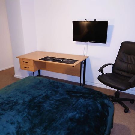 Lovely Rooms In A Quiet Place Of Уокинг Екстериор снимка