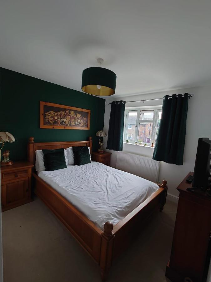Lovely Rooms In A Quiet Place Of Уокинг Екстериор снимка