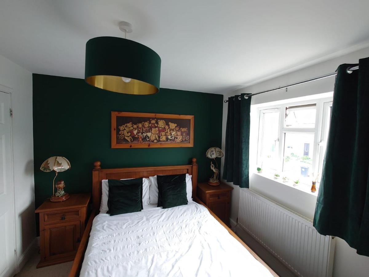 Lovely Rooms In A Quiet Place Of Уокинг Екстериор снимка