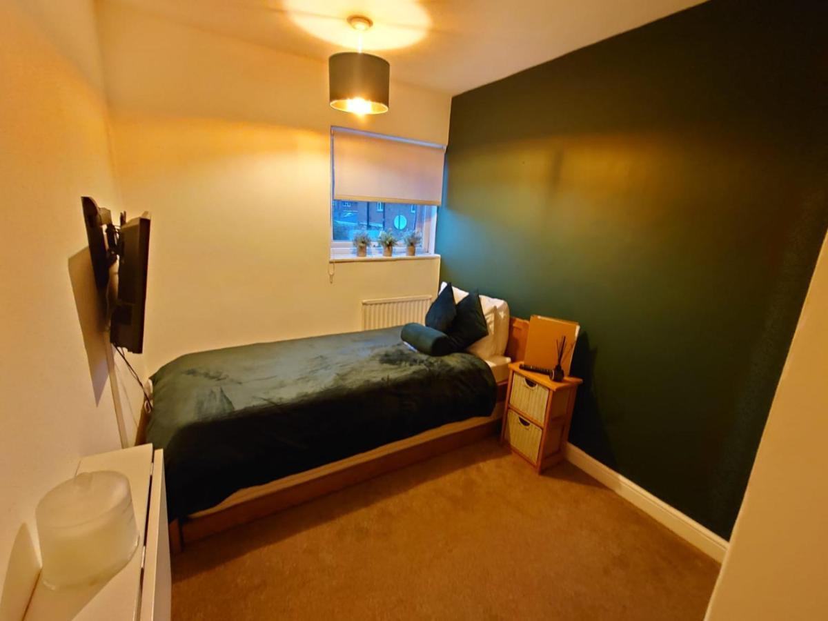 Lovely Rooms In A Quiet Place Of Уокинг Екстериор снимка