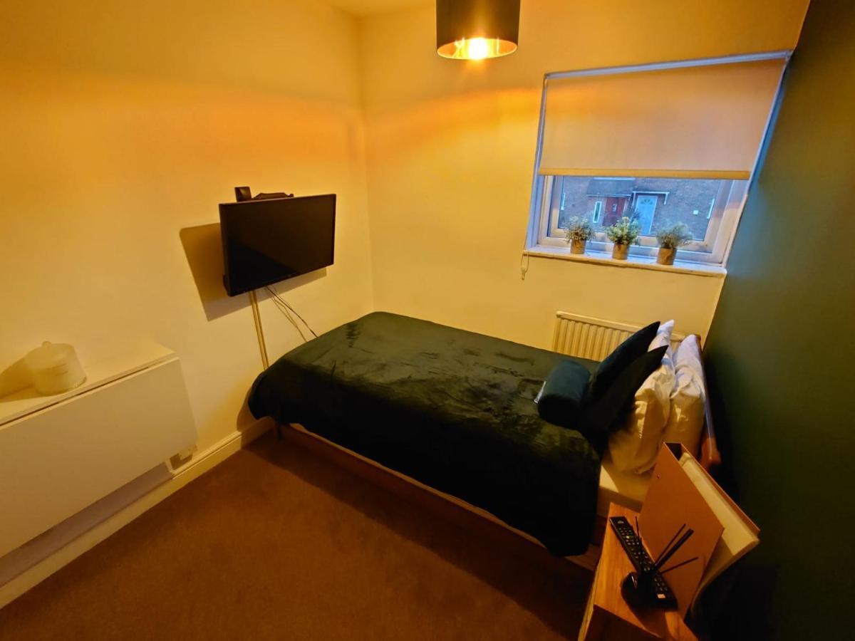 Lovely Rooms In A Quiet Place Of Уокинг Екстериор снимка