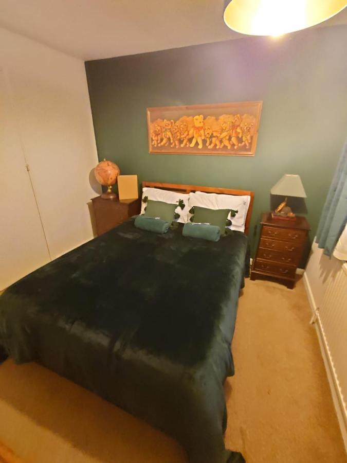 Lovely Rooms In A Quiet Place Of Уокинг Екстериор снимка