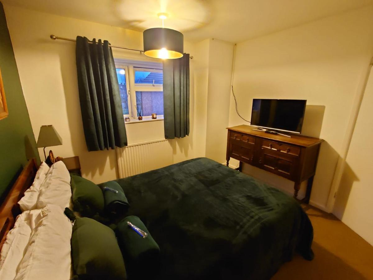 Lovely Rooms In A Quiet Place Of Уокинг Екстериор снимка