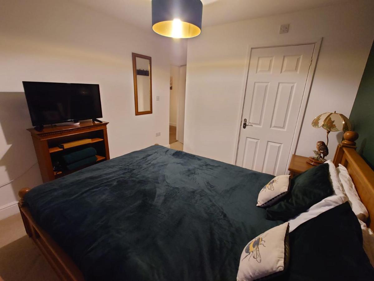 Lovely Rooms In A Quiet Place Of Уокинг Екстериор снимка
