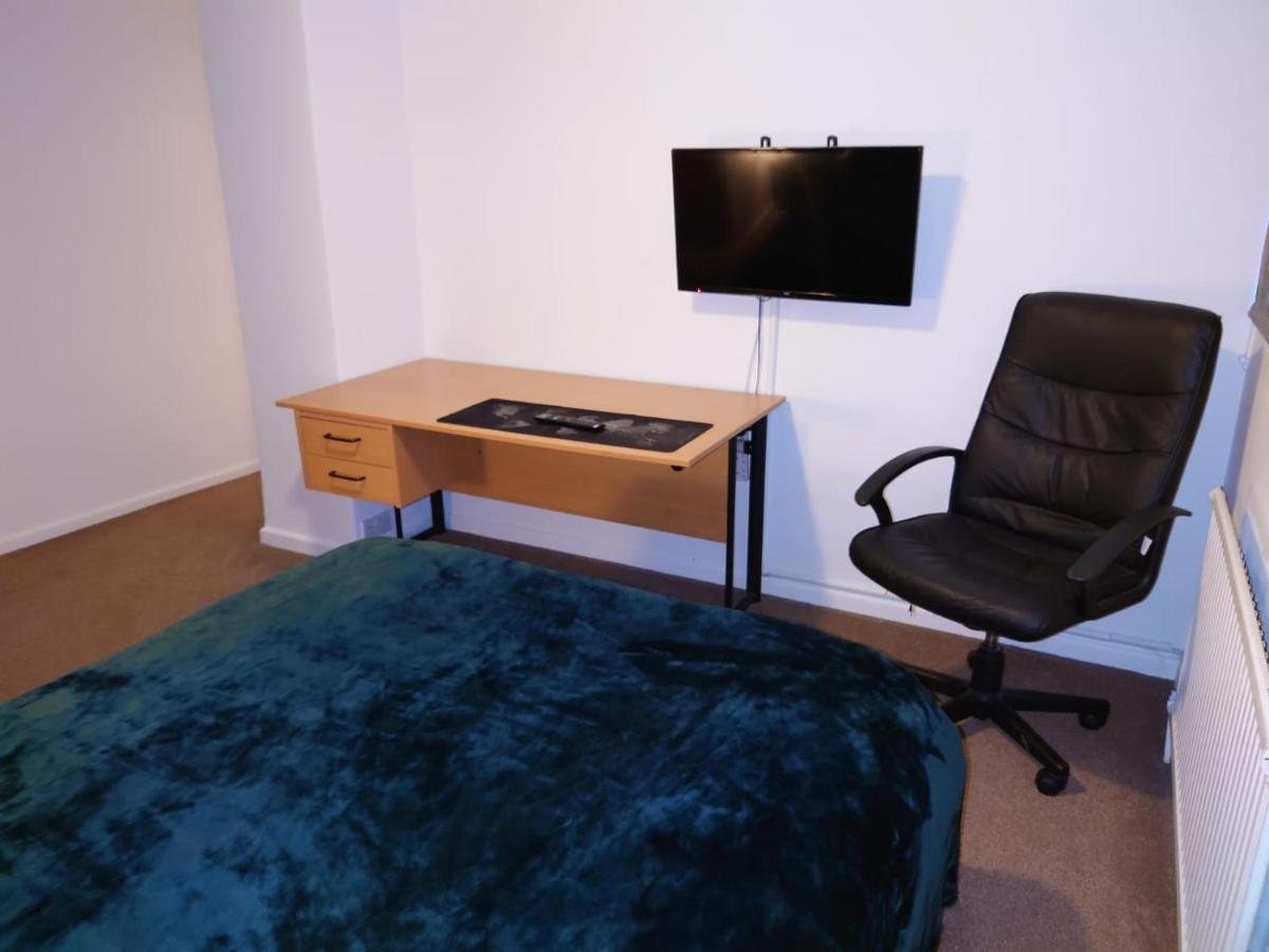 Lovely Rooms In A Quiet Place Of Уокинг Екстериор снимка
