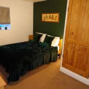 Lovely Rooms In A Quiet Place Of Уокинг Екстериор снимка